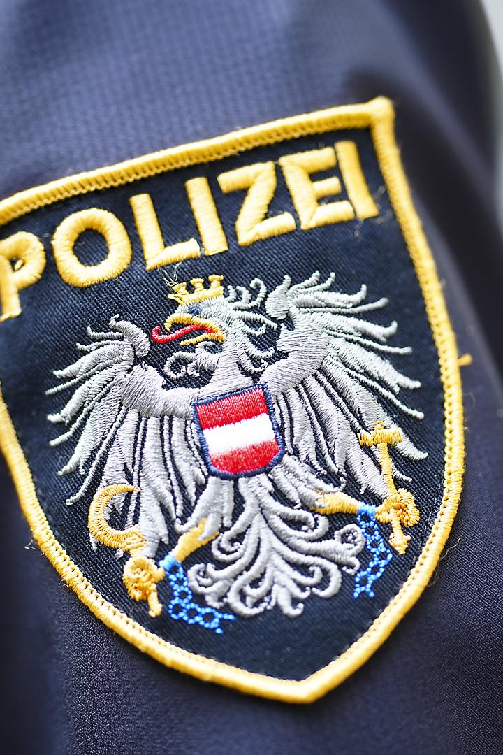 Polizeiemblem auf einer Uniform.