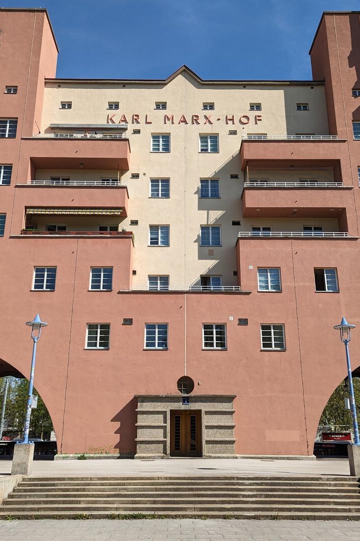 Der Karl-Marx-Hof präsentiert sich mit Bögen, Statuen und seiner markanten Fassade.