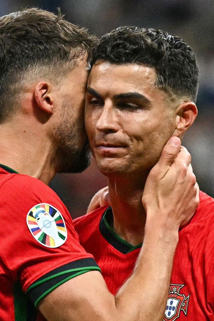 Trost für Ronaldo: Der verschossene Elfer setzte dem Portugiesen (re.) zu