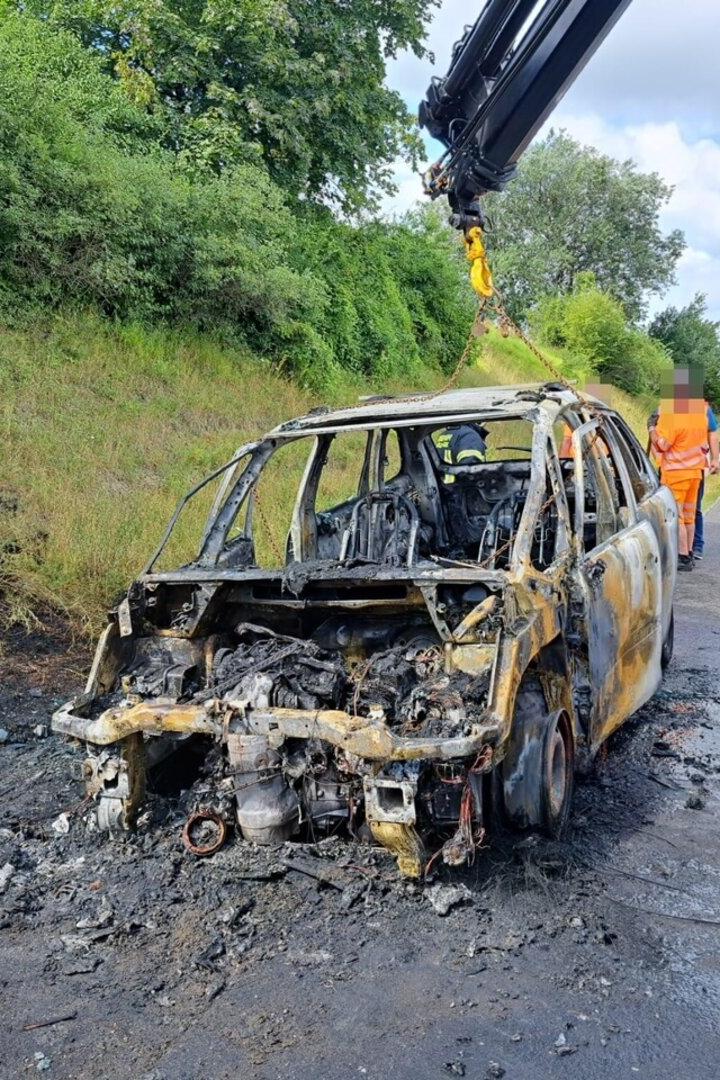 Insassen flüchteten vor Flammen: Pkw brannte auf der A1 völlig aus