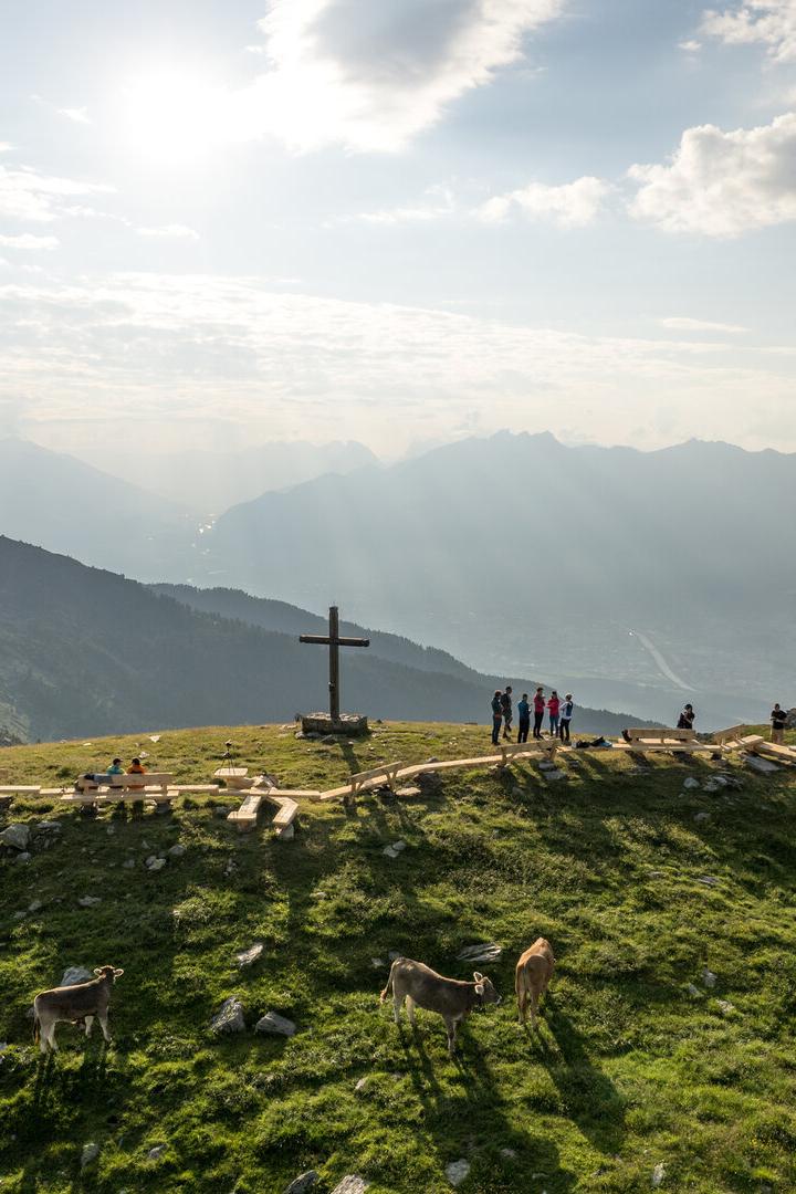 Auf einem Tiroler Berg steht die längste Zirbenbank der Welt