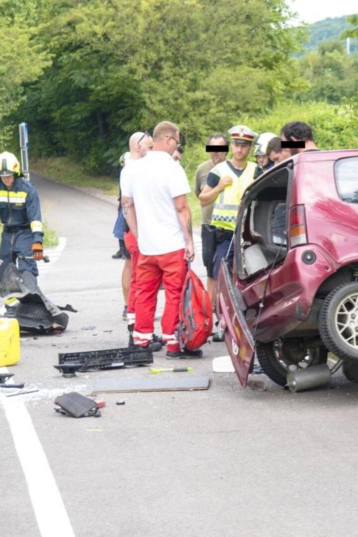 Unfassbares Glück: Fahrer entkam aus diesem Wrack fast unverletzt