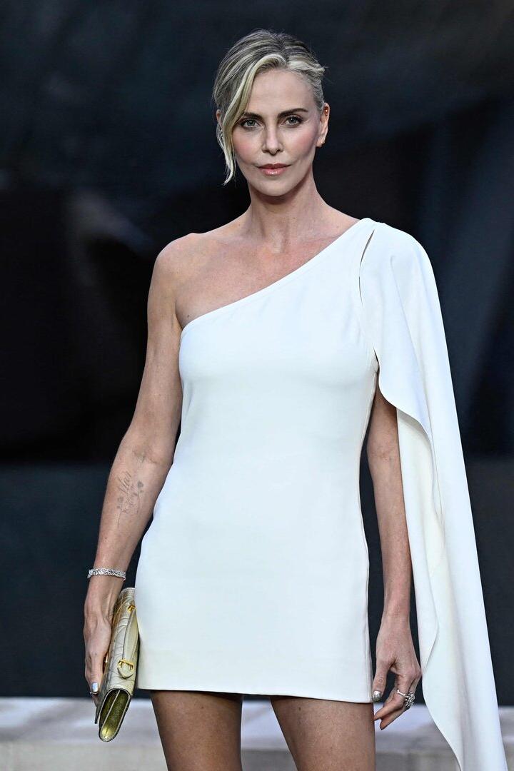Charlize Theron posiert im weißen Mini-Kleid