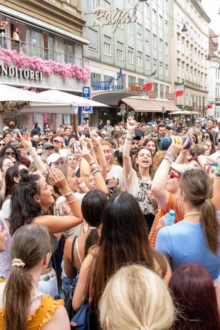 Schon am Donnerstag sangen Swifties in der Wiener Innenstadt.