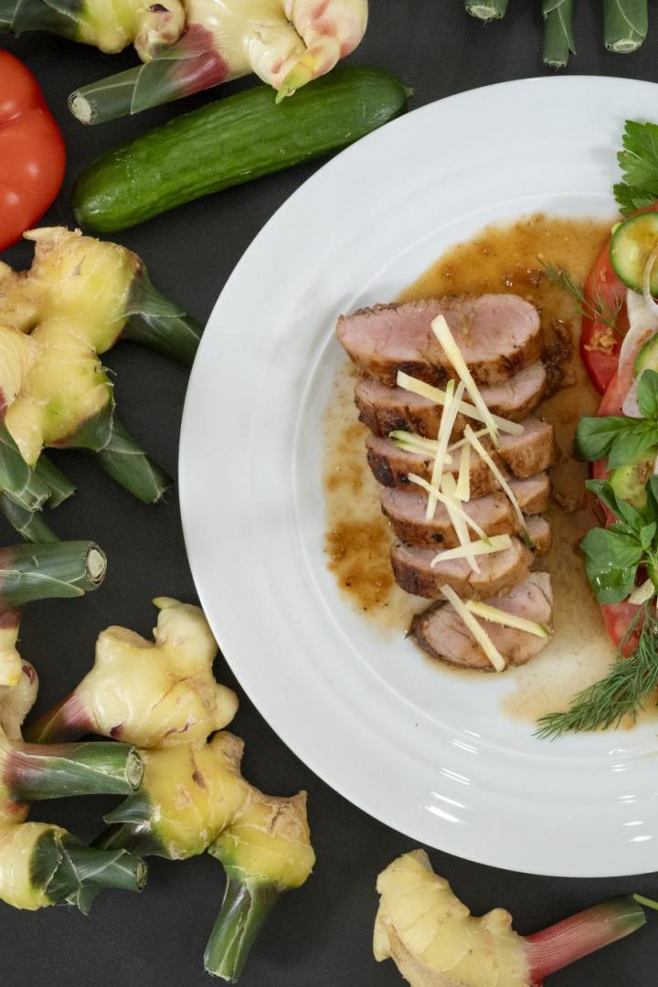 Gartenfrisch aus dem Kochsalon: Honig-Ingwer-Schwein mit vietnamesischem Paradeisersalat