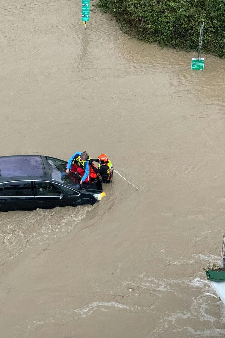 Auto im Hochwasser überschwemmt: Was man jetzt tun sollte