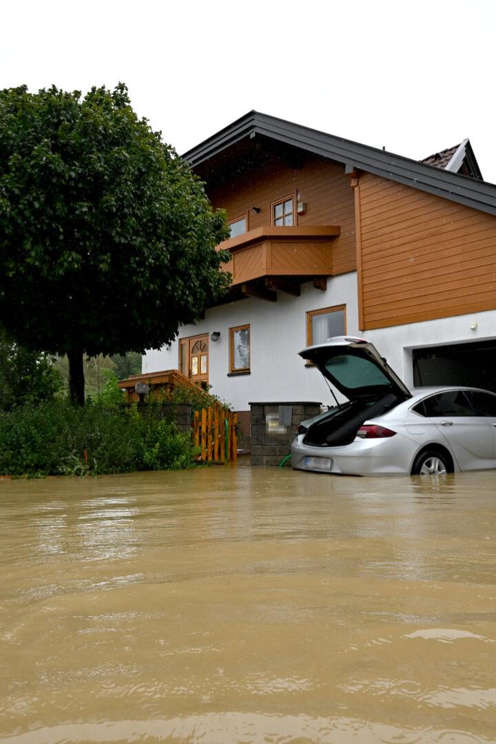 Hochwasser bei Haus