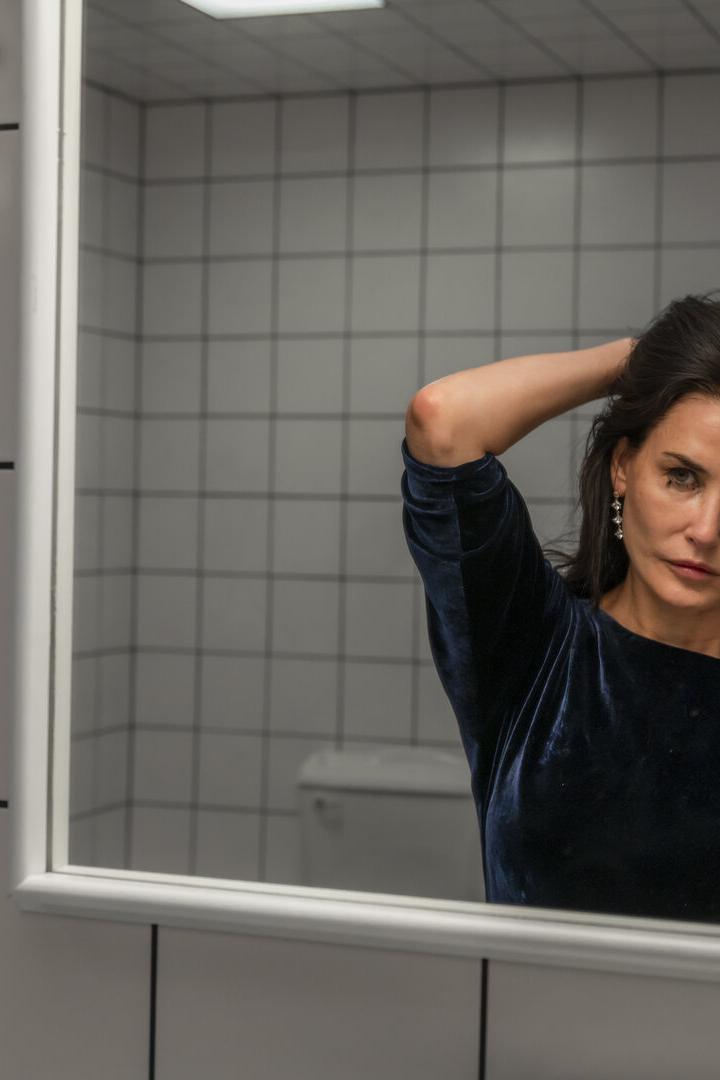 Selbsthass im Spiegel: Demi Moore will sich verjüngen und spritzt sich „The Substance“