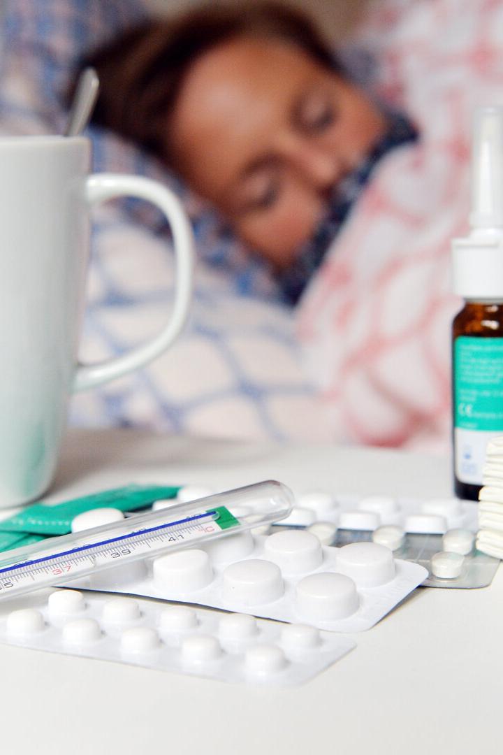 Eine kranke Frau liegt im Bett.