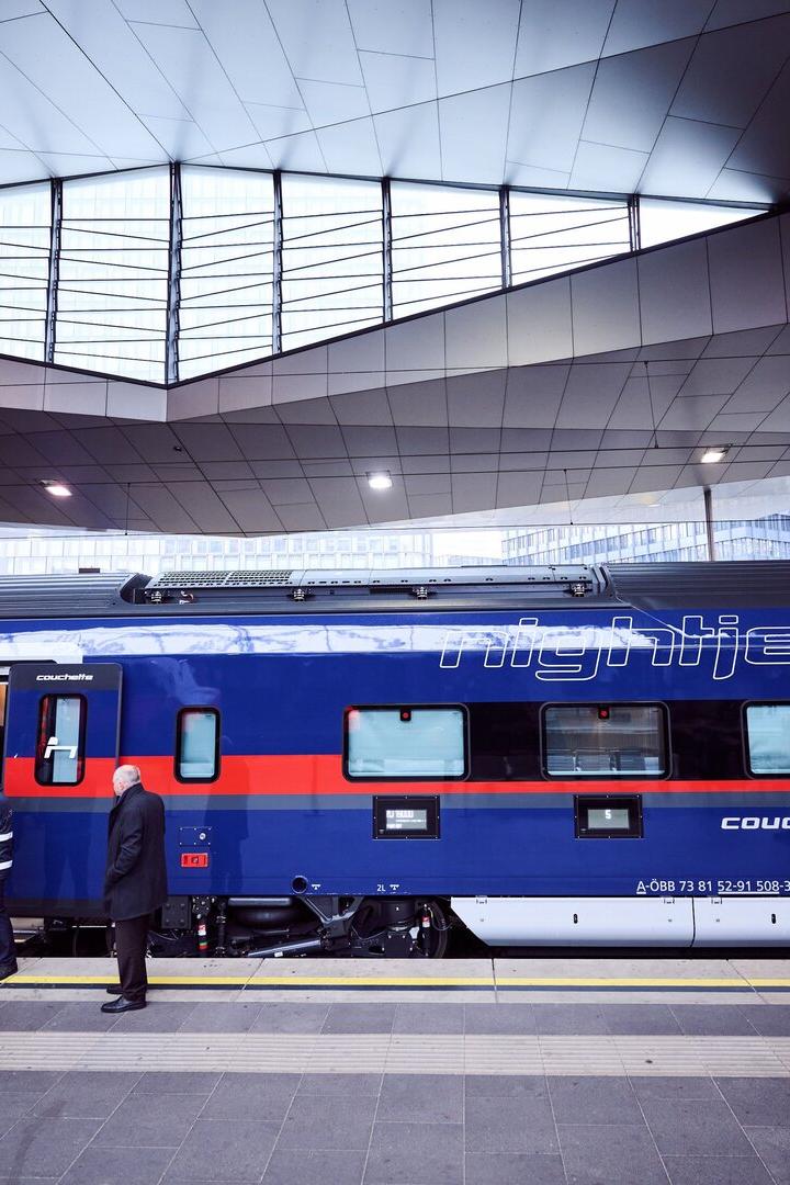 ÖBB Nightjet Couchette Liegewagen am Hauptbahnhof in Wien am Bahnsteig vor der Abfahrt Richtung Rom