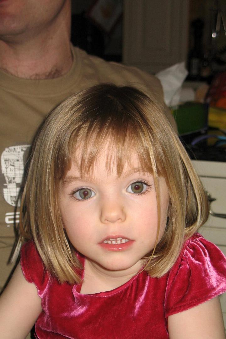 Maddie McCann mit rotem Samtkleid und blonden Haaren
