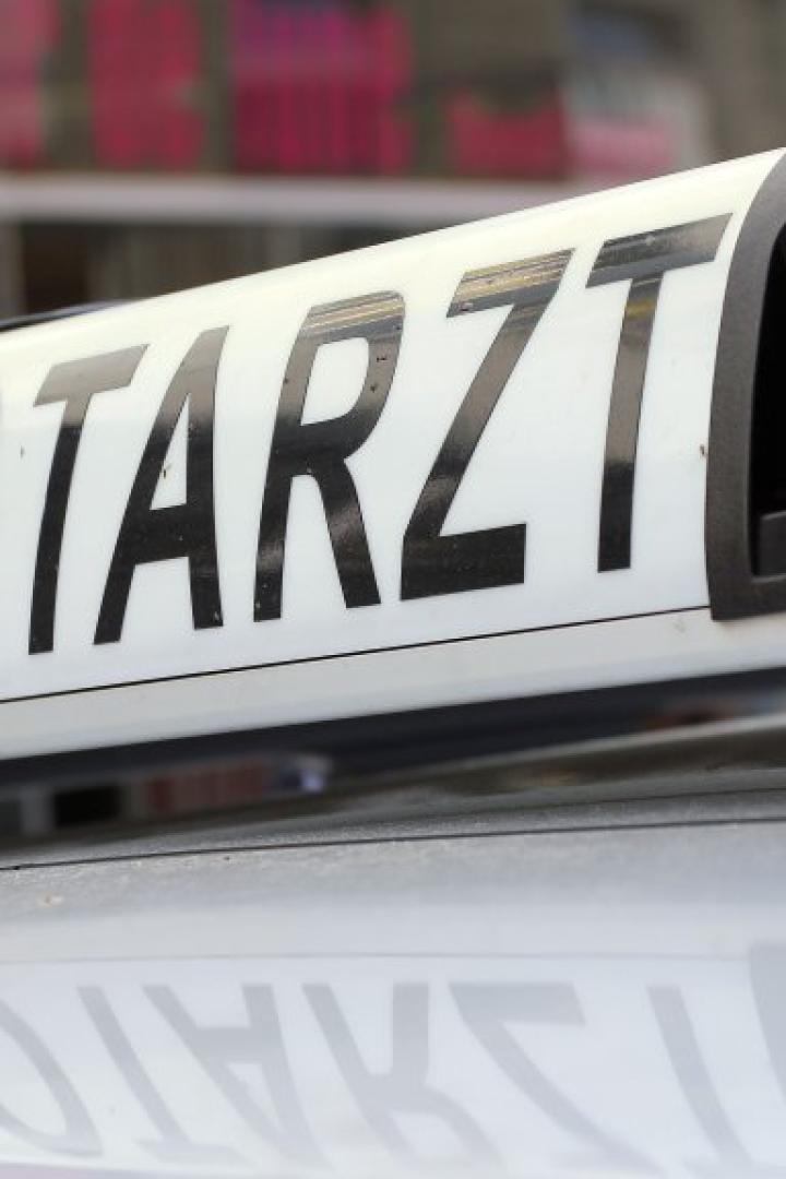 Blaulicht und der Schriftzug "NOTARZT" sind auf einem Einsatzfahrzeug zu sehen.