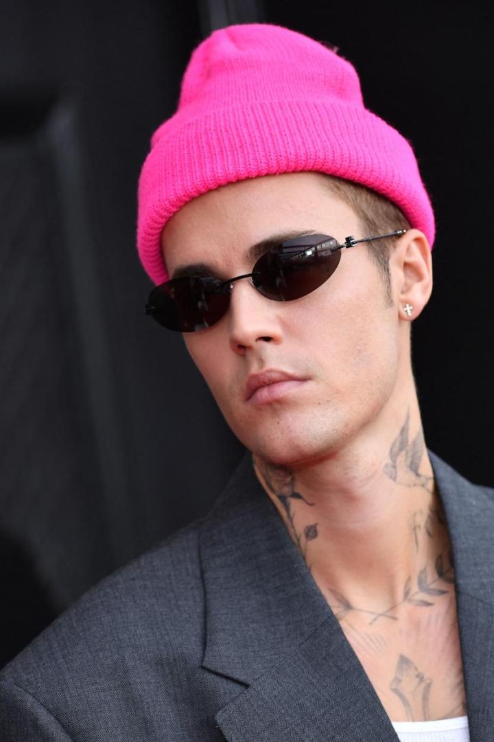 Justin Bieber: 31-Jähriger mit pinker Mütze, Sonnebrille und grauem Sakko