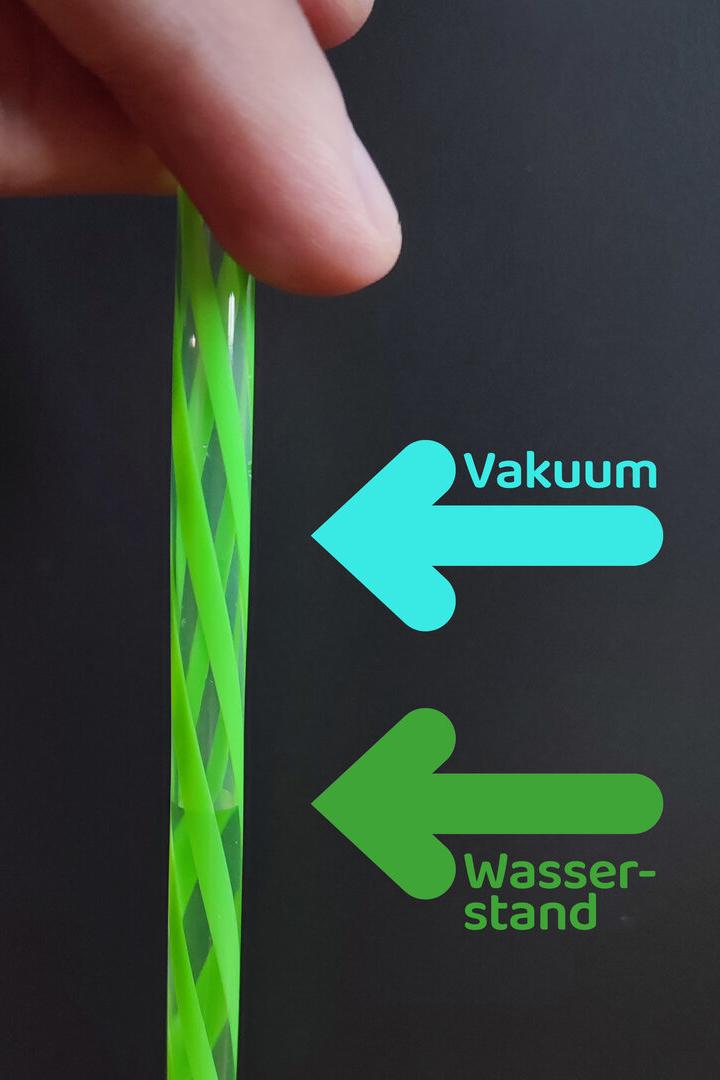 Vakuum: Wasser "hält sich" am Stohhalm-Inneren fest.