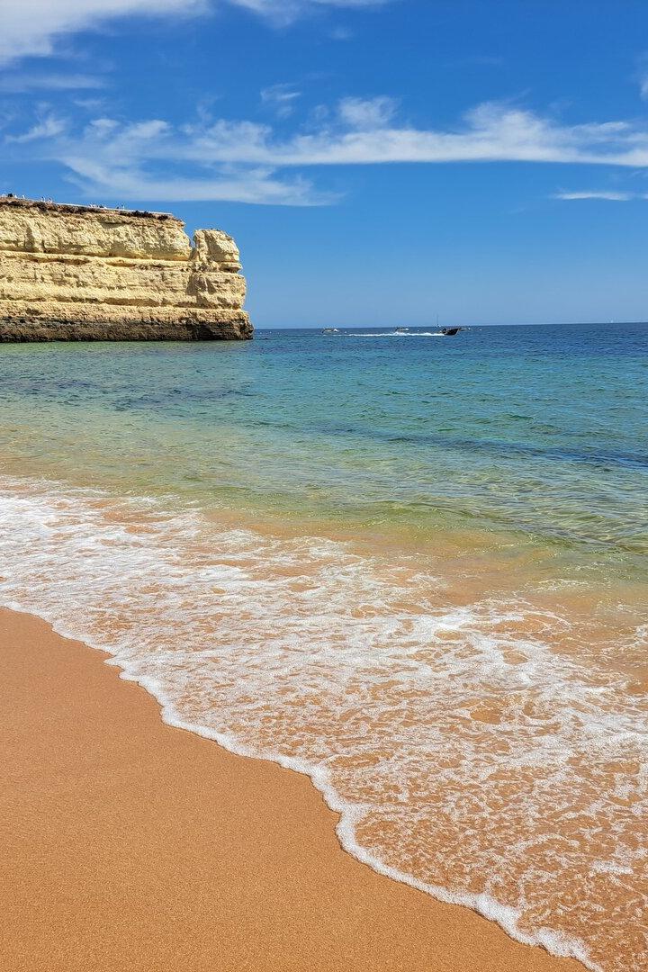 Steilküste und hellbrauner Sand: Senhora da Rocha