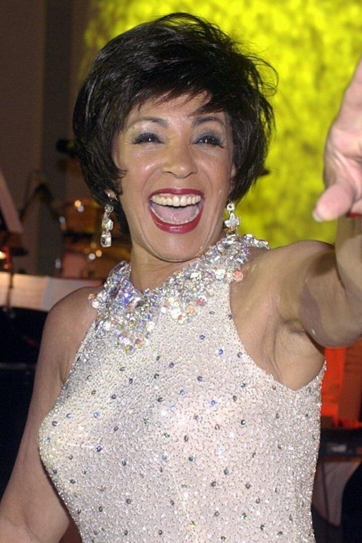 Shirley Bassey bricht mit ihrer Diamant-Auktion den Weltrekord