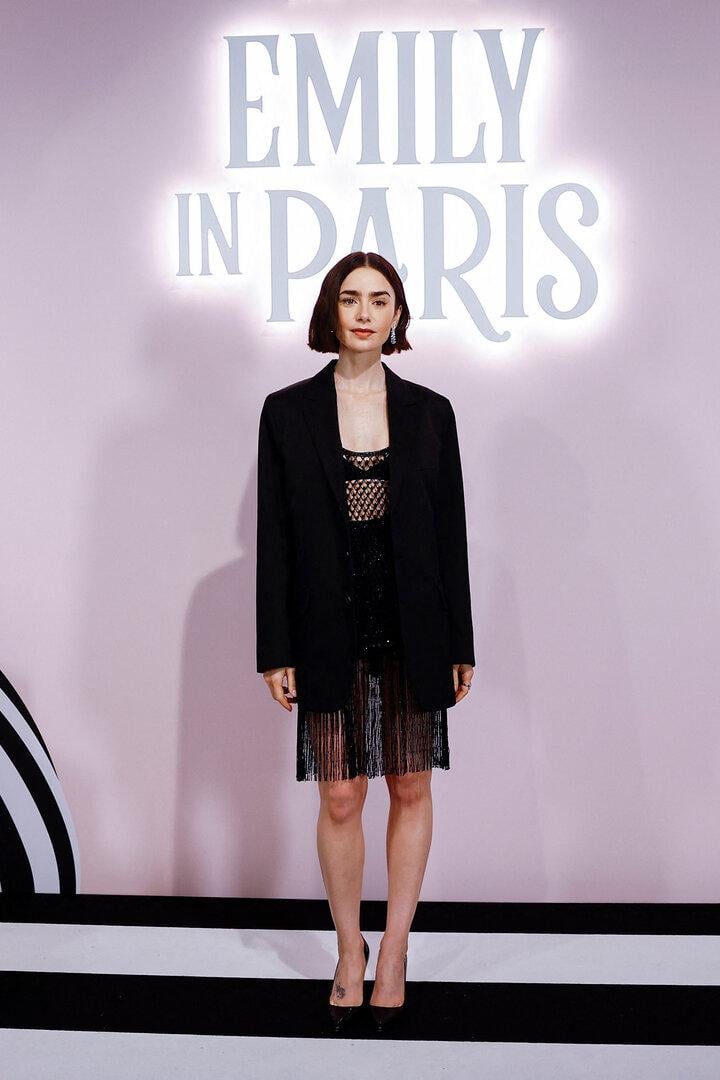 Lily Collins bewirbt die vierte Staffel von "Emily in Paris" in Paris. 