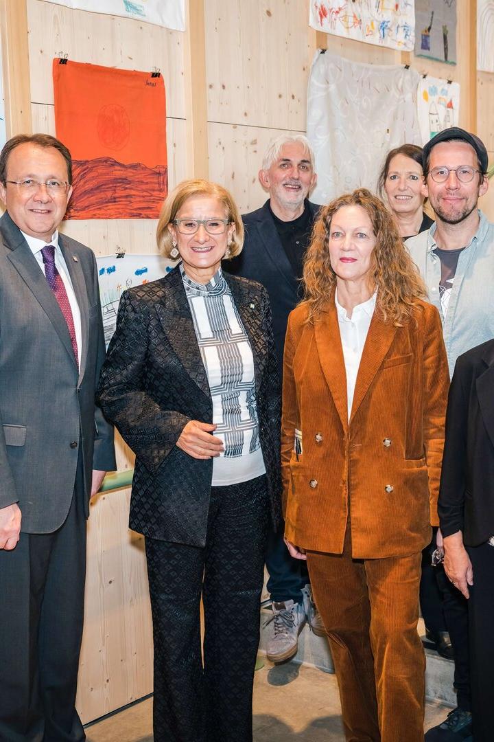 Strahlende Gesichter: Tangente-Leiter Tarun Kade, Bürgermeister Matthias Stadler, Landeshauptfrau Johanna Mikl-Leitner, Thomas Pulle, Mona Jas, Marie Rötzer, Andreas Fränzl, Martha Keil und und NÖKU-Chef Paul Gessl