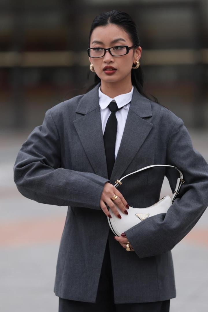 Frau mit Krawatte bei der Fashion Week in Paris