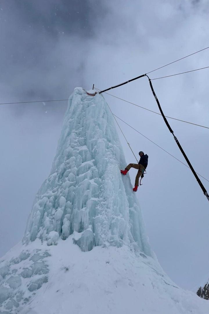 Der zwanzig Meter hohe Eiskletterturm am Gletscher ist für alle Könnensstufen geeignet