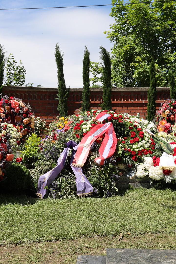 Blumenmeer am Grab von Niki Lauda (1949 bis 2019)