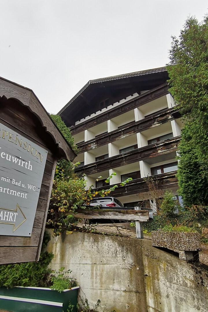 Ein Schild weist auf die „Seepension Neuwirth“ hin, mit Zimmern und Apartments.