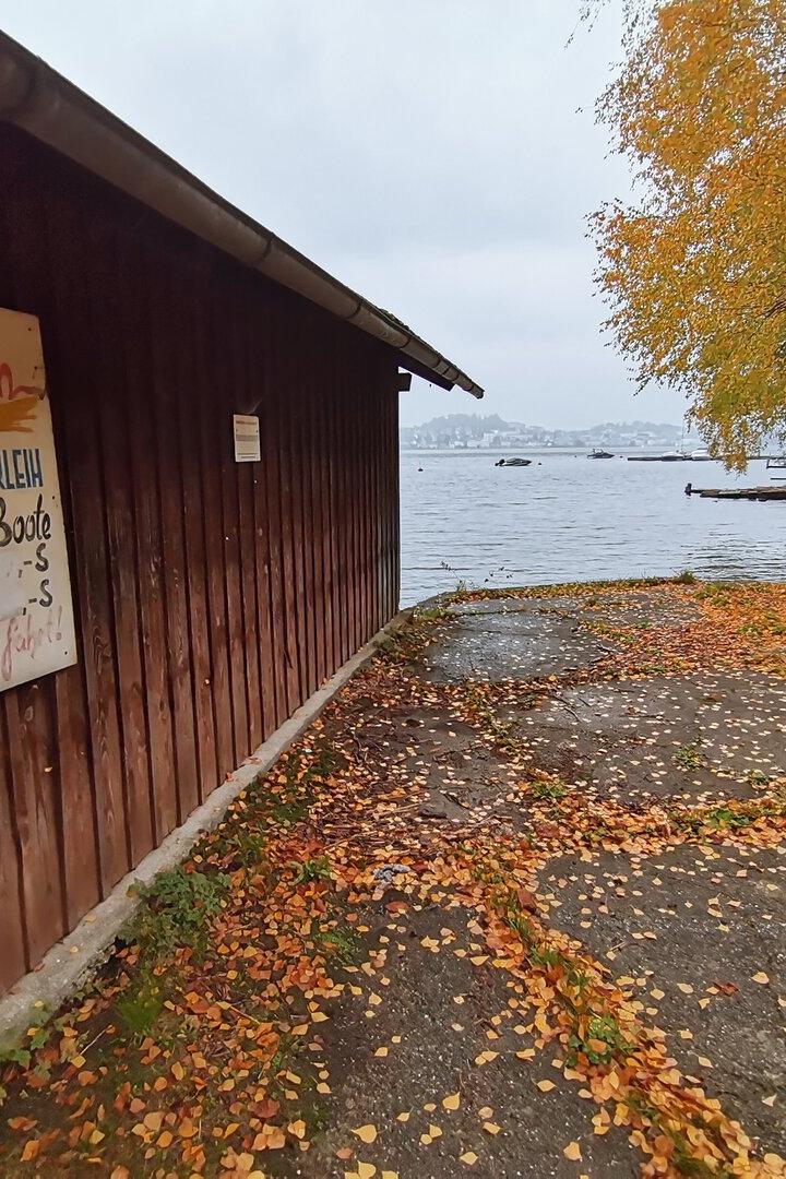 Bootshaus mit Retro-Werbung für Bootsverleih.