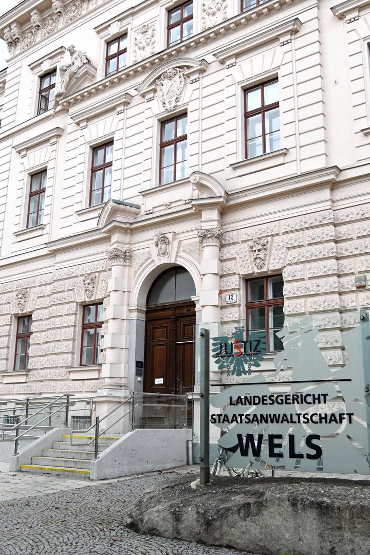 Das Landesgericht und die Staatsanwaltschaft Wels befinden sich in einem verzierten, hellen Gebäude.