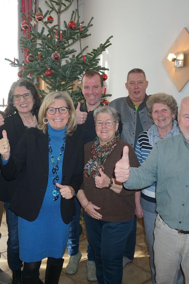 Mitglieder der Bürgerinitiative &quot;Pro Nibelungengau&quot; bejubeln das Aus der Schotterseilbahn über die Donau