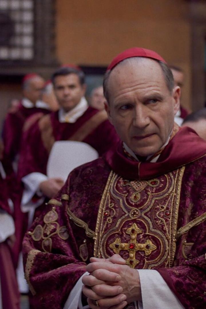 Ralph Fiennes kämpft sich als Kardinal in Edward Bergers kirchlichem Kammerspiel „Konklave“ durch einen Dschungel an Intrigen