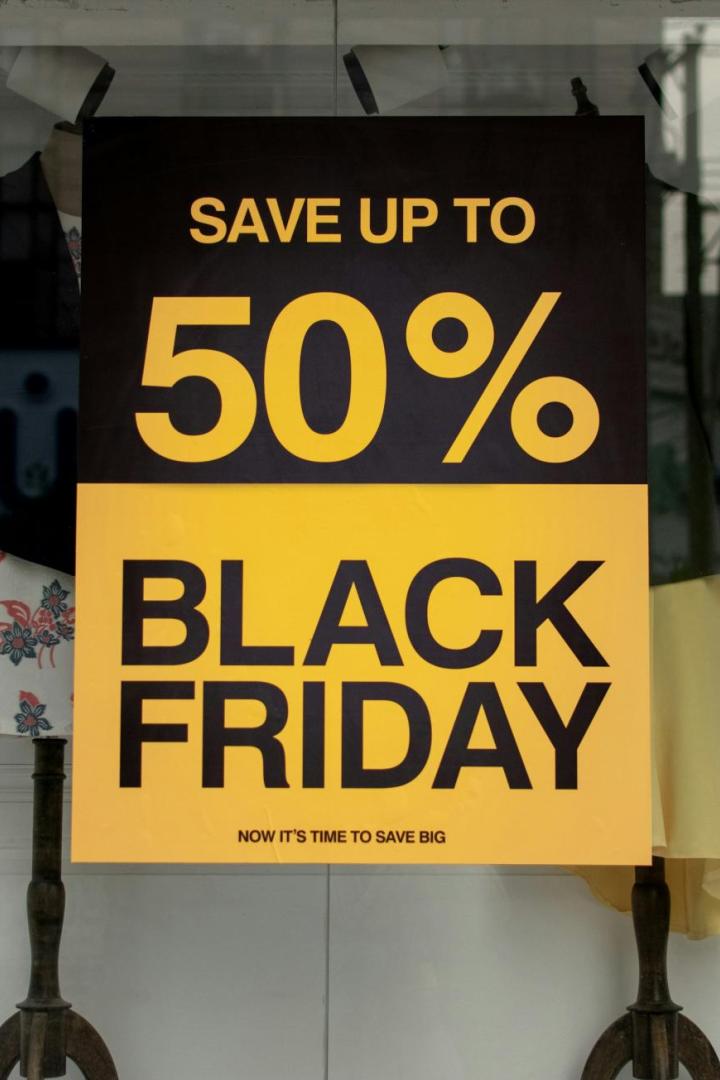Am Black Friday stehen vor allem zahlreiche Schnäppchen zu (angeblich) günstigen Preisen im Mittelpunkt. Diese Angebote kommen mit Konsequenzen.
