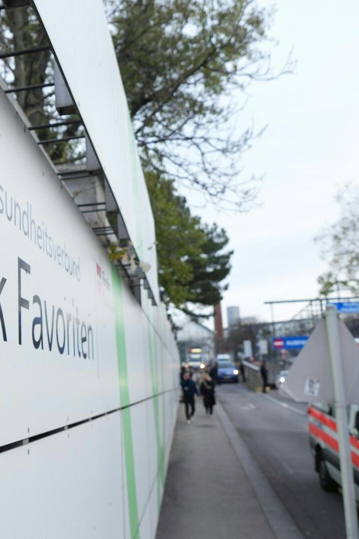 Klinik Favoriten Schild an Fassade 