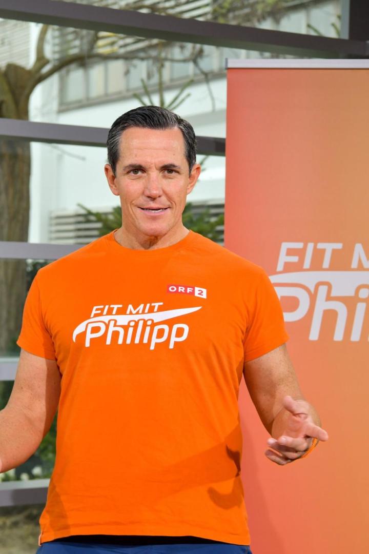 Fit mit Philipp - Auch „Fit mit Philipp“, Philipp Jelineks optimales Bewegungsprogramm für alle Altersklassen, kommt im Rahmen des ORF-Frühfernsehens ab kommender Woche jeweils ab 9.10 Uhr in ORF 2 aus dem neuen Studio.„Fit mit Philipp“ bewegt Österreich! Das tägliche Fitnessprogramm für wirklich alle! Ohne Kraftmaschinen und Firlefanz – hier geht es nur um Ihren Körper und damit um Ihre Gesundheit. Und mit Philipp macht es auch noch richtig viel Spaß! - Im Bild: Fitness mit dem „Vorturner der Nation“ Philipp Jelinek. Foto: ORF/Thomas Ramstorfer. Veröffentlichung honorarfrei nur für redaktionelle Berichterstattung in Sendungszusammenhang und mit Copyrightangabe. Kontakt: foto@orf.at