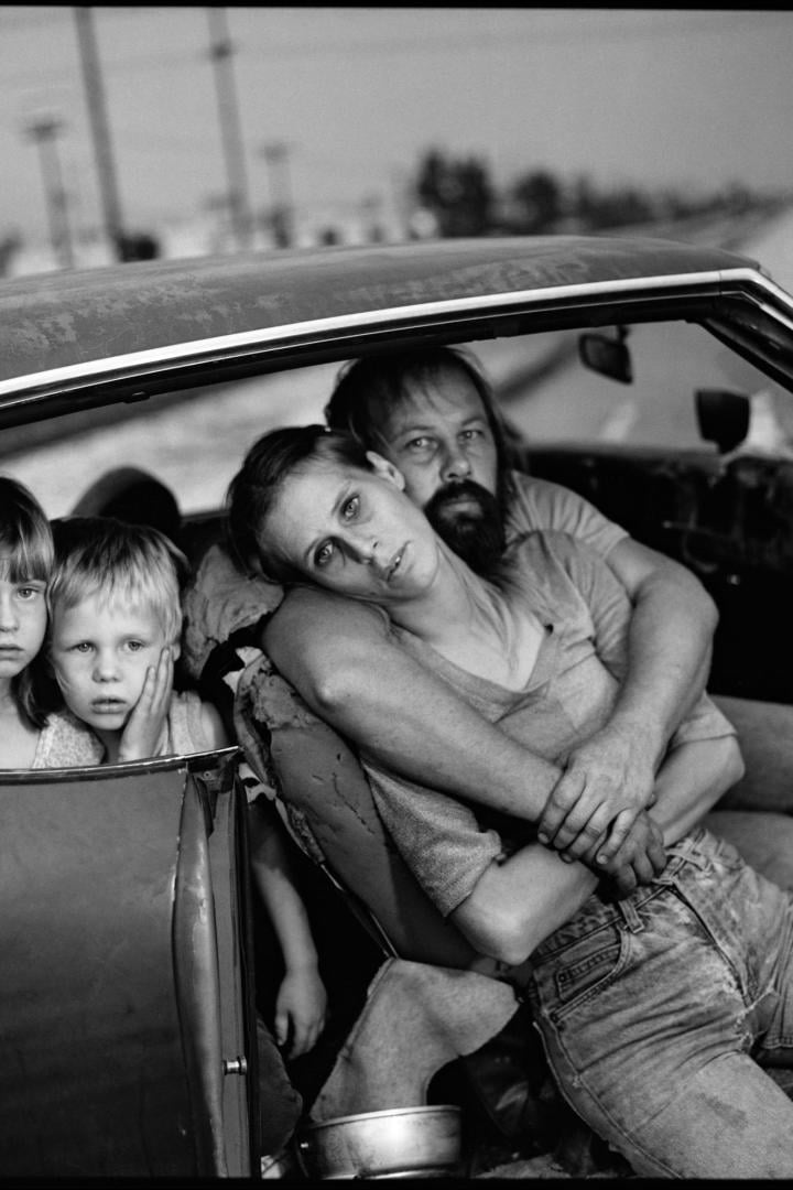 Mary Ellen Mark. Ausstellung &amp;quot;Mary Ellen Mark. The Lives of Women&amp;quot; im WestLicht, 22. November bis 16. Februar 2025. www.westlicht.atelle&amp;gt;Die Familie Damm in ihrem Auto, 1987Mary Ellen Mark