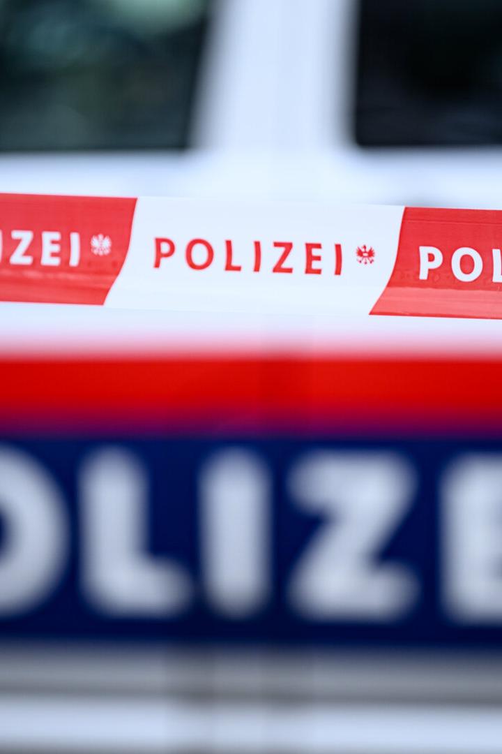 Nahaufnahme von rot-weißem und blau-weißem Polizei-Absperrband.
