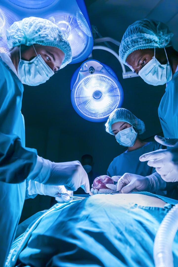 Ein Team von Chirurgen führt eine herzchirurgische Operation für einen Patienten durch, der ein Spenderorgan erhalten hat, um mehr Leben in einem chirurgischen Notfallsaal zu retten.