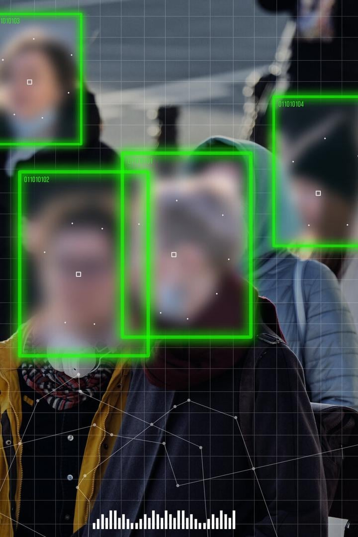 Eine Menschenmenge wird von einer Gesichtserkennungssoftware mit grünen Rahmen um die Gesichter erfasst.