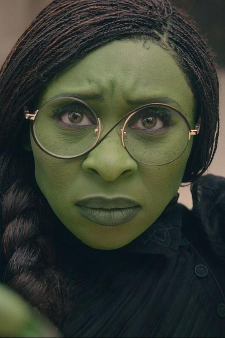 Cynthia Erivo als Hexe Elphaba, die aufgrund ihrer grünen Gesichtsfarbe ausgestoßen wird: "Wicked"