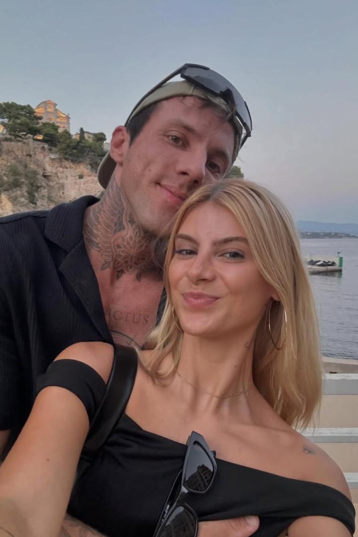 Romina Palm und Christian Wolf: Junges Pärchen posiert im Urlaub für ein Selfie