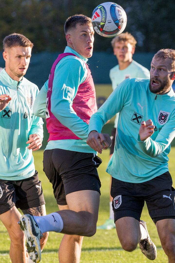 Michael Svoboda (Mitte) im Training mit Stefan Posch und Konrad Laimer