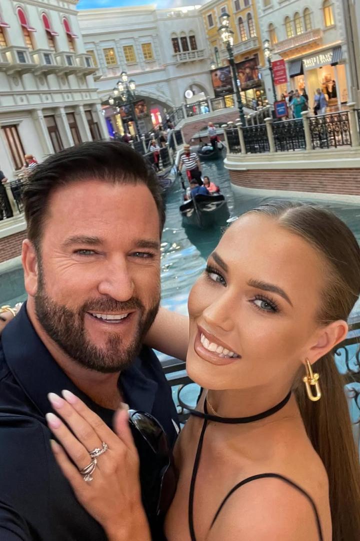 Laura Müller und Michael Wendler posieren lachend für ein Selfie
