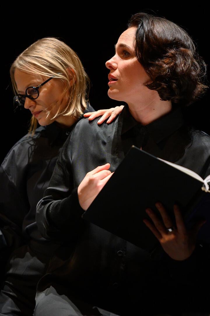 Mavie Hörbiger (li.) und Verena Altenberger