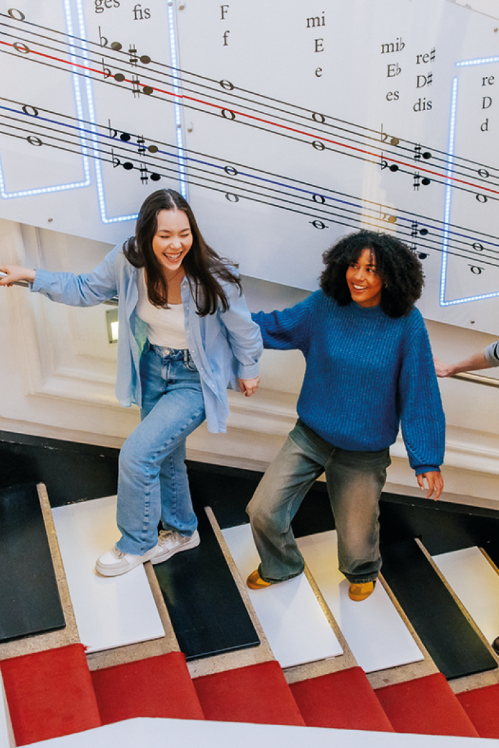 Die Klangtreppe "Stairplay" sieht aus wie ein Piano und macht Töne beim Betreten