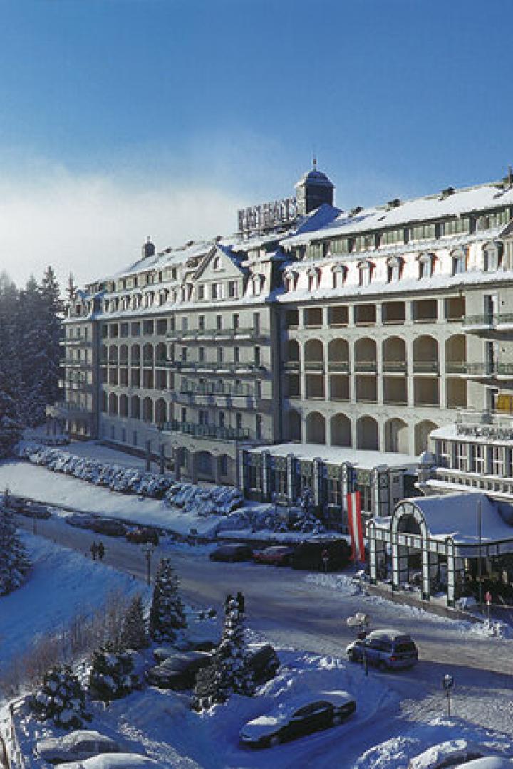 Das Grandhotel Panhans wurde 1888 von Vinzenz Panhans, dem ehemaligen Chefkoch des einige Jahre zuvor erbauten Südbahnhotels, als weiteres Nobelhotel an der Südbahnstrecke eröffnet