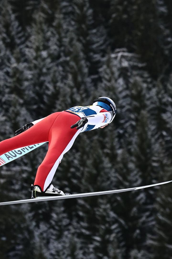 Buntes Treiben: Rote Anzüge haben nur die ÖSV-Skispringer