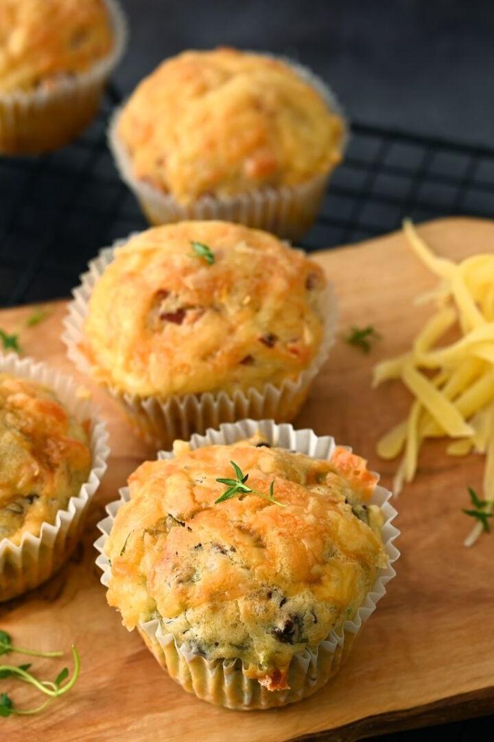 Pizza-Muffins mit Salami-Schinken-Füllung