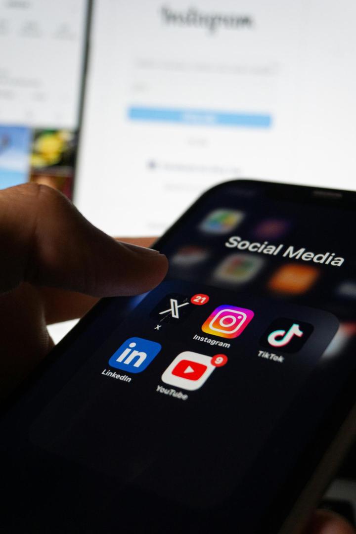 Handy mit Social-Media-Apps auf dem Startbildschirm