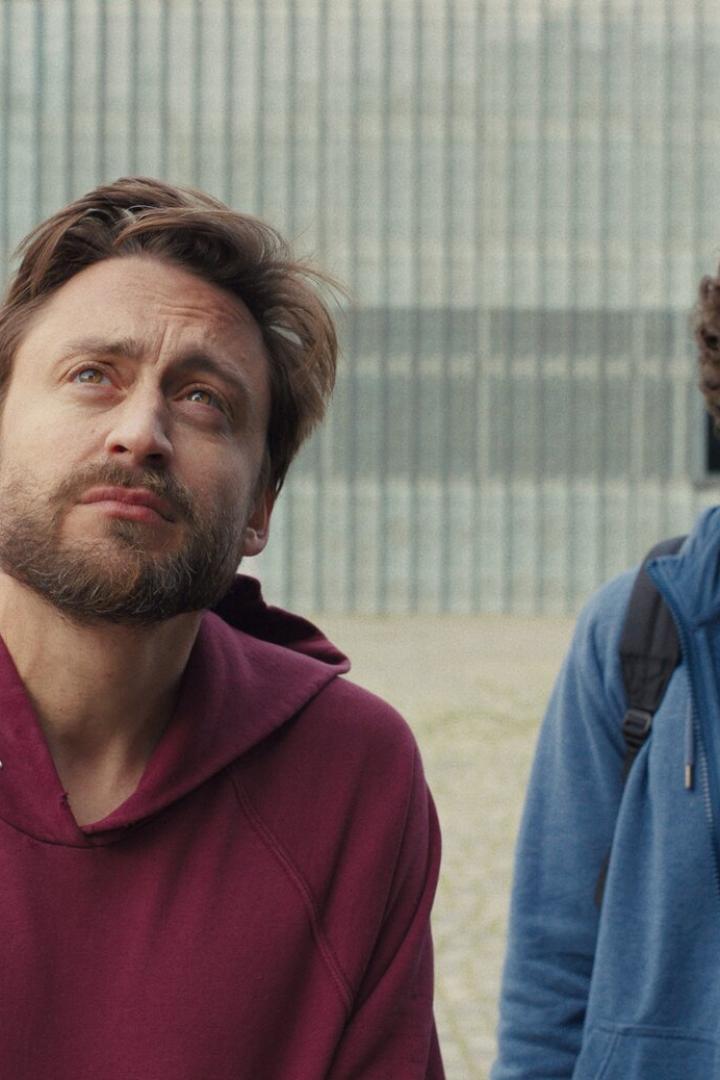 Kieran Culkin (li.) und Jesse Eisenberg als zwei sehr unterschiedliche amerikanische Cousins, die eine Kulturerbe-Reise durch Polen antreten: „A Real Pain“ 