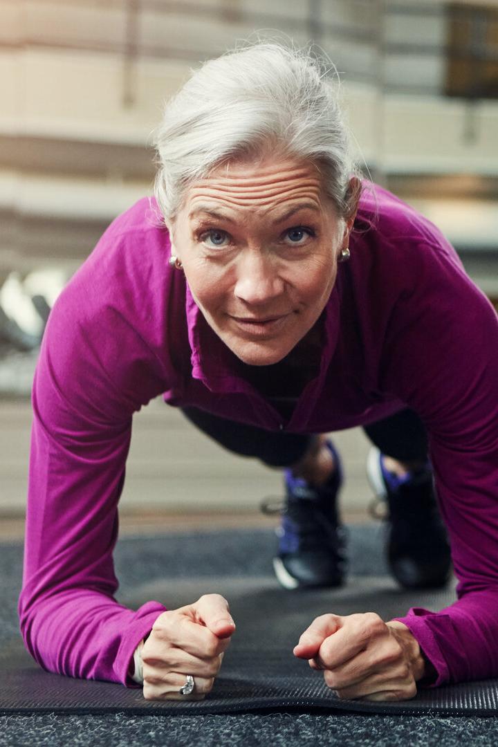 Frau trainiert im Fitness-Center