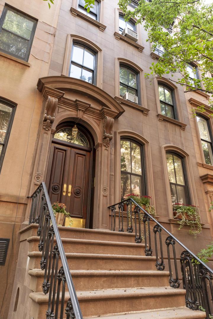 In diesem Haus auf der Perry Street in Greenwich Village, New York, "wohnte" Carrie Bradshaw in Sex and the City